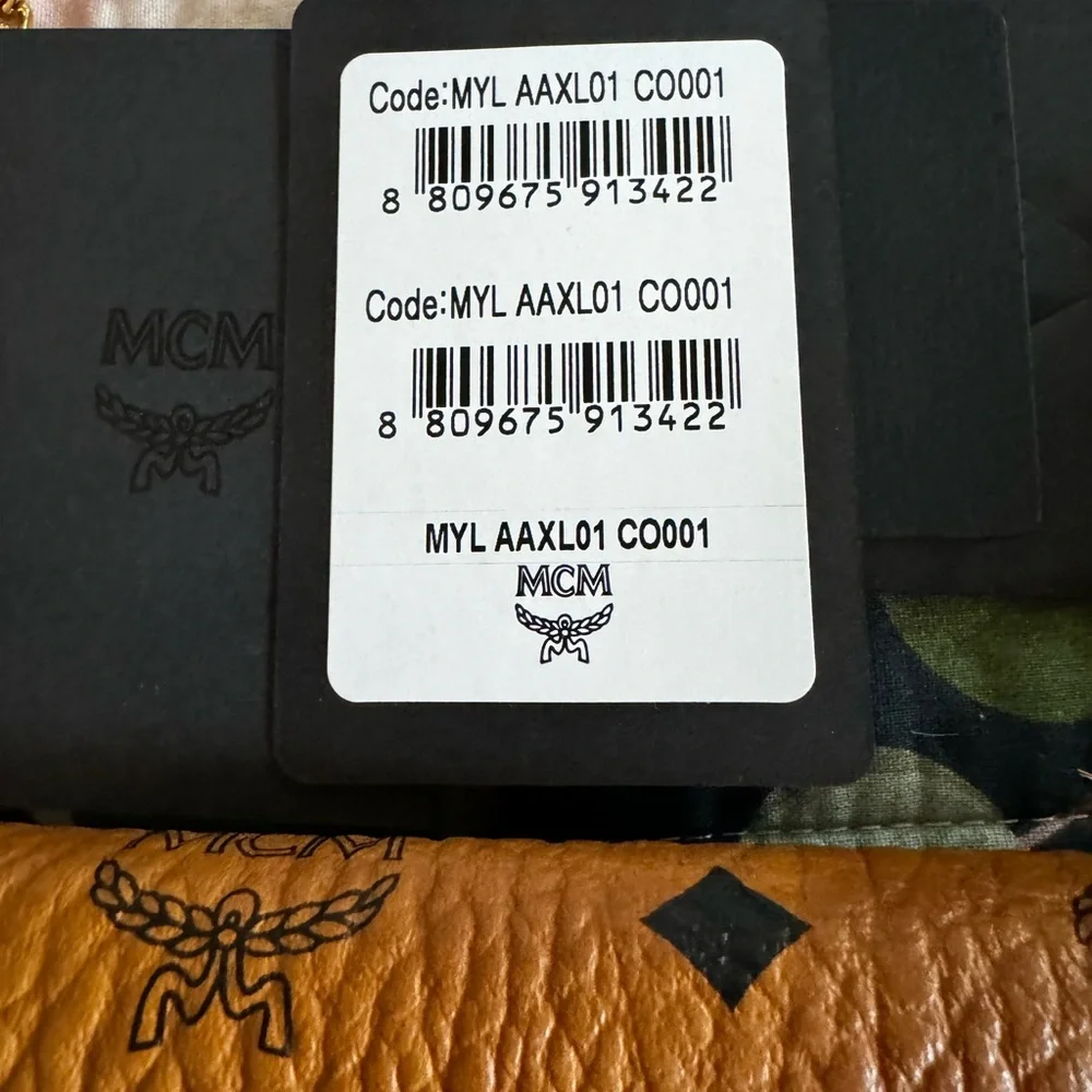 MCM Crossbody Wallet with removable gold chain. - Picture 7 of 15